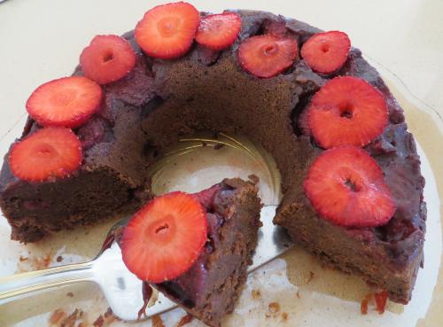 cocoa-cake-with-strawberries