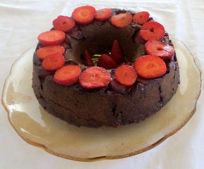 Plate with cocoa cake with strawberries