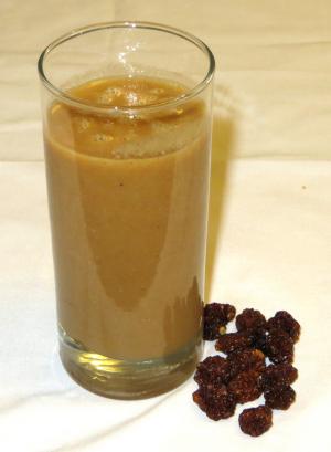 Cup with Oat and Inca berries smoothie, with some Inca berries